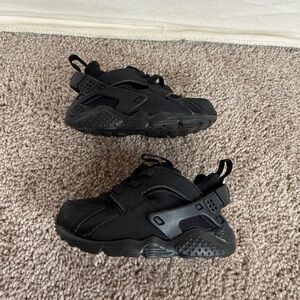 Nike Huarache Run toddler shoes in a monochromatic black 5C